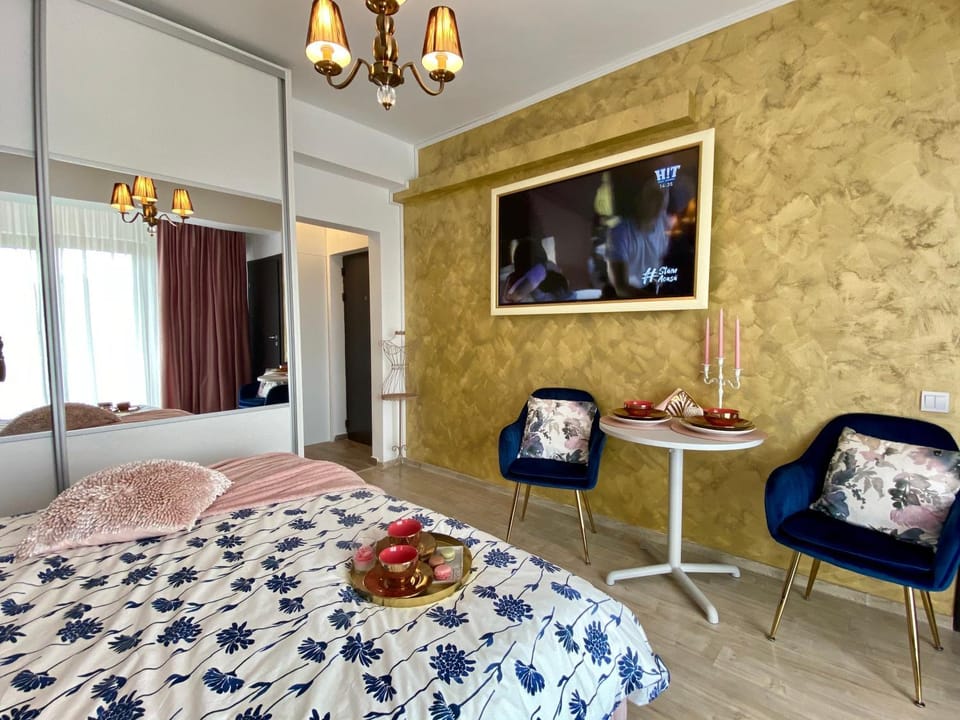 Bed, TV and multimedia, Photo of the whole room