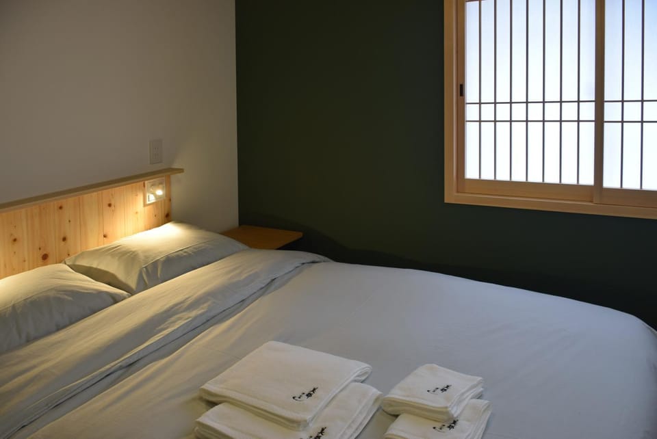 Bed, Photo of the whole room, towels