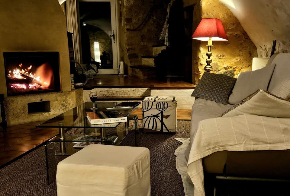 Seating area, fireplace