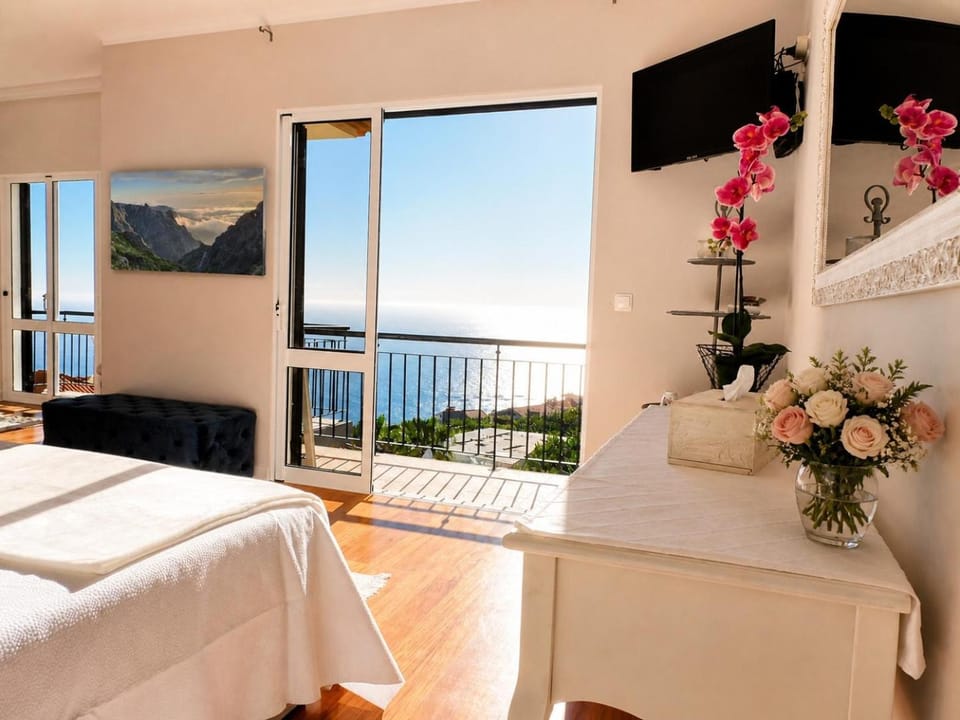 Bed, View (from property/room), Photo of the whole room, Sea view
