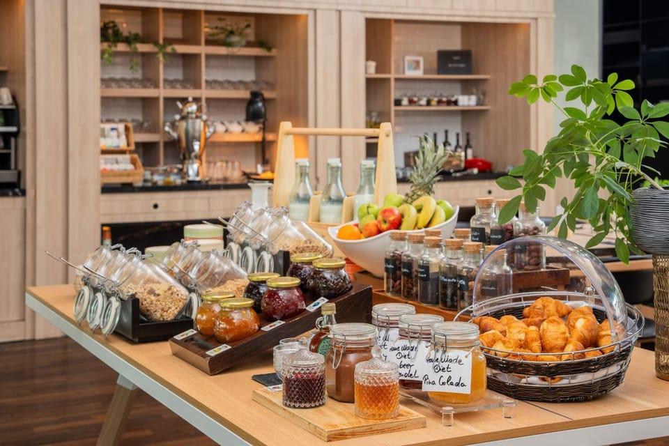 Coffee/tea facilities, Food and drinks, Dining area, Breakfast, Drinks