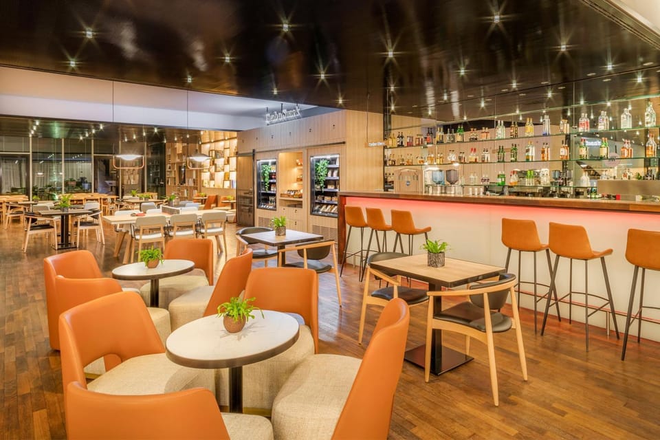 Restaurant/places to eat, Lounge or bar, Food and drinks, Dining area, Drinks