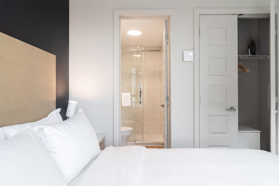 Shower, Bed, Photo of the whole room, Bedroom