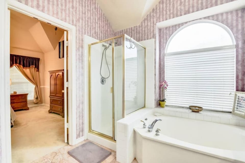 PRIVATE POOL w/Full Amenities by BLD & Joe Pool LK House in Mansfield