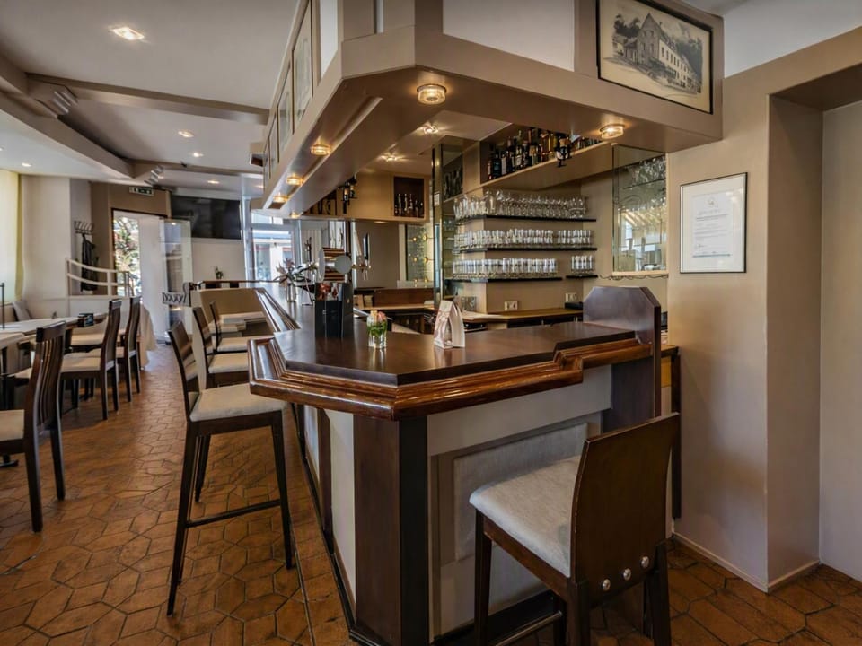Restaurant/places to eat, Lounge or bar