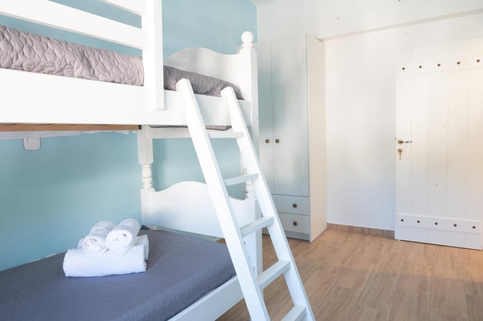 Bedroom, bunk bed
