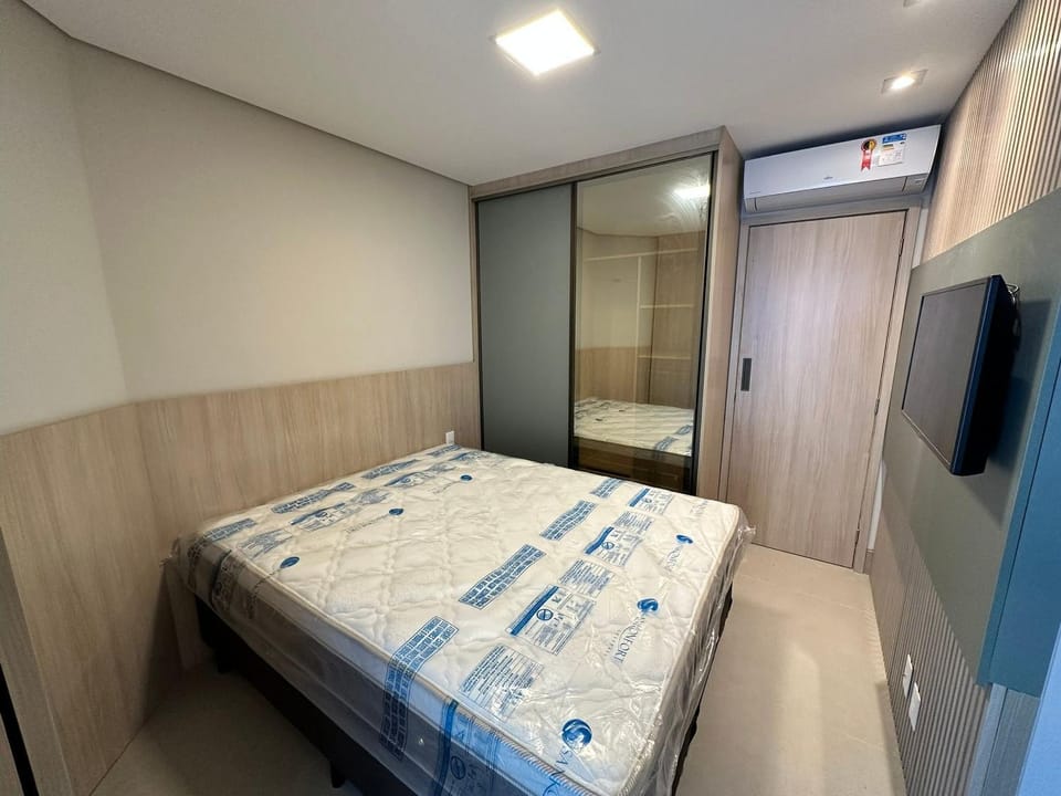 Bed, TV and multimedia, Photo of the whole room, Bedroom, wardrobe, air conditioner
