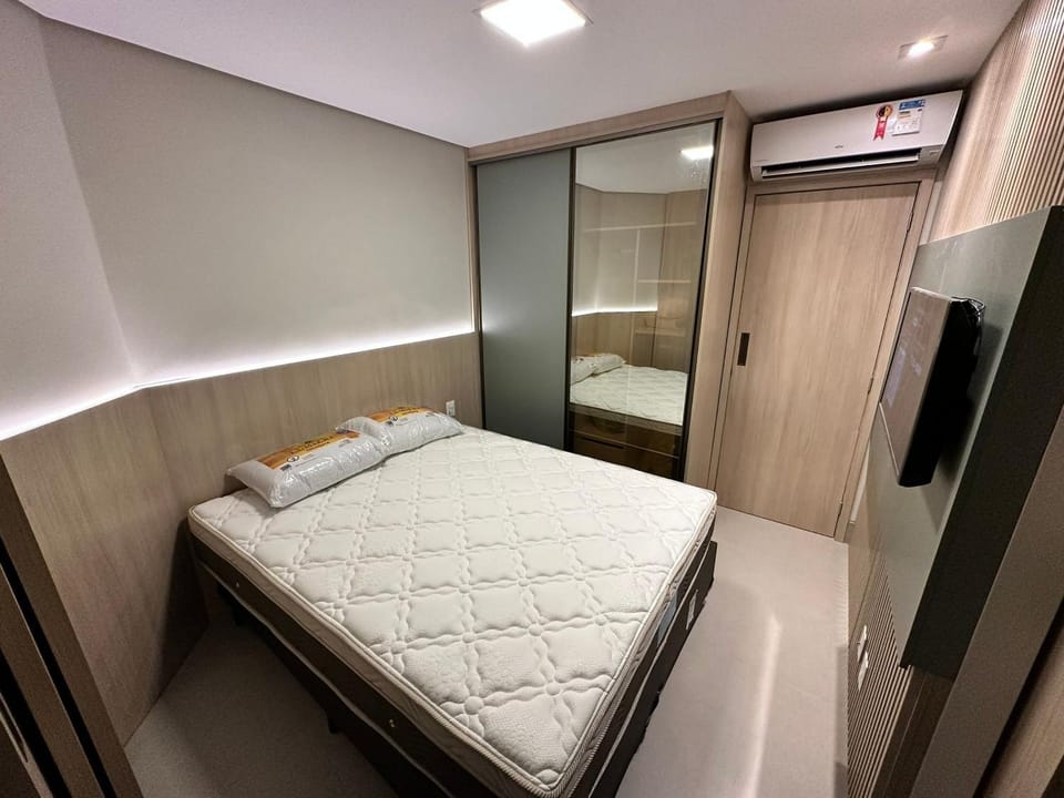Bed, TV and multimedia, Photo of the whole room, Bedroom, wardrobe, air conditioner