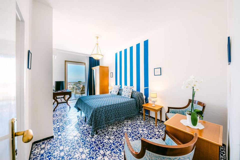 Bed, Living room, Photo of the whole room, Seating area, Bedroom