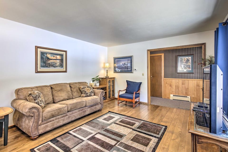 Simple Cranberry & Wine Farm Home w/ Fire Pit! House in Wisconsin