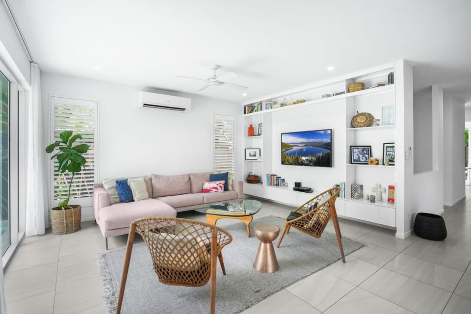 TV and multimedia, Living room, Seating area, air conditioner