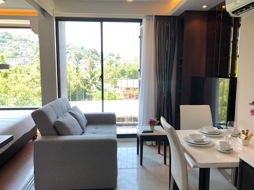 Bed, View (from property/room), Balcony/Terrace, Living room, Seating area, Dining area, Bedroom