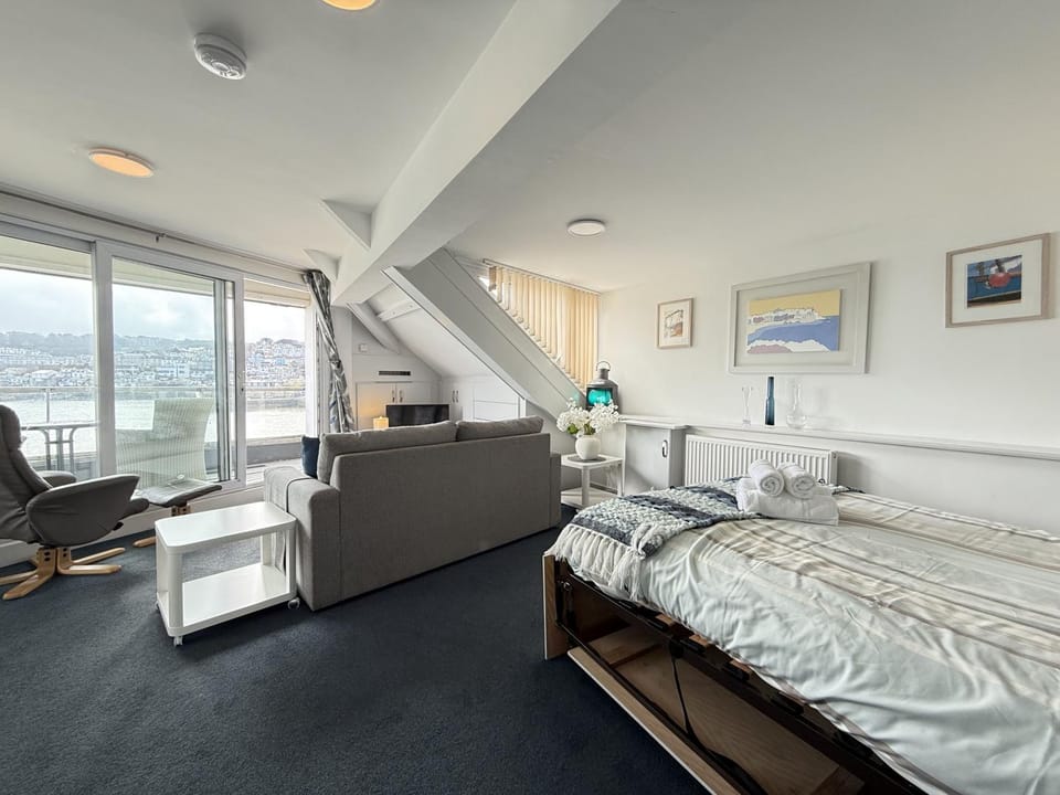 Property building, Bed, Photo of the whole room, Bedroom