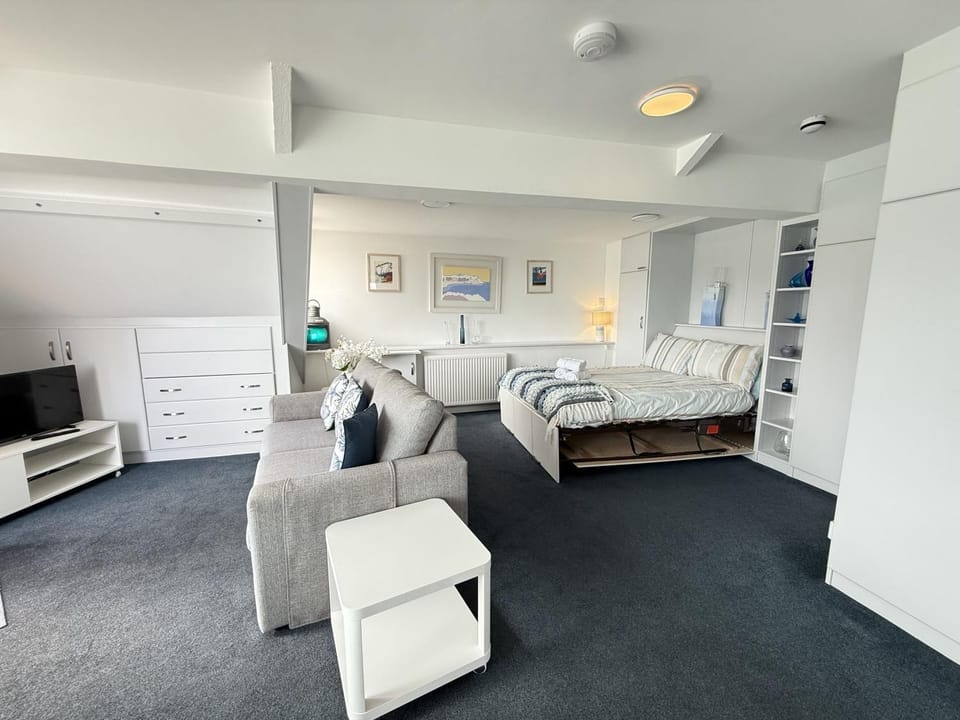 Property building, Bed, TV and multimedia, Photo of the whole room, Bedroom