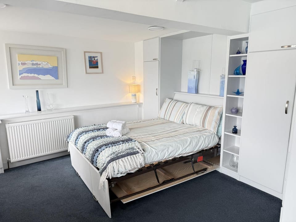 Property building, Bed, Photo of the whole room, Bedroom, wardrobe