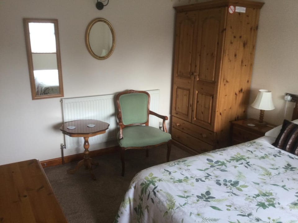 Albertine ,A warm welcome awaits you ,Offering en-suite room only accommodation,Ideal location for Solent Way ,High Street ,Isle of Wight ,New Forest Vacation rental in Lymington