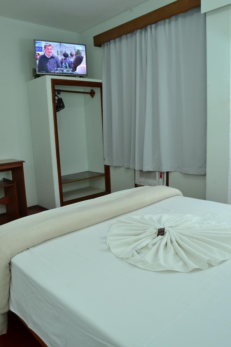 Bed, TV and multimedia, Photo of the whole room