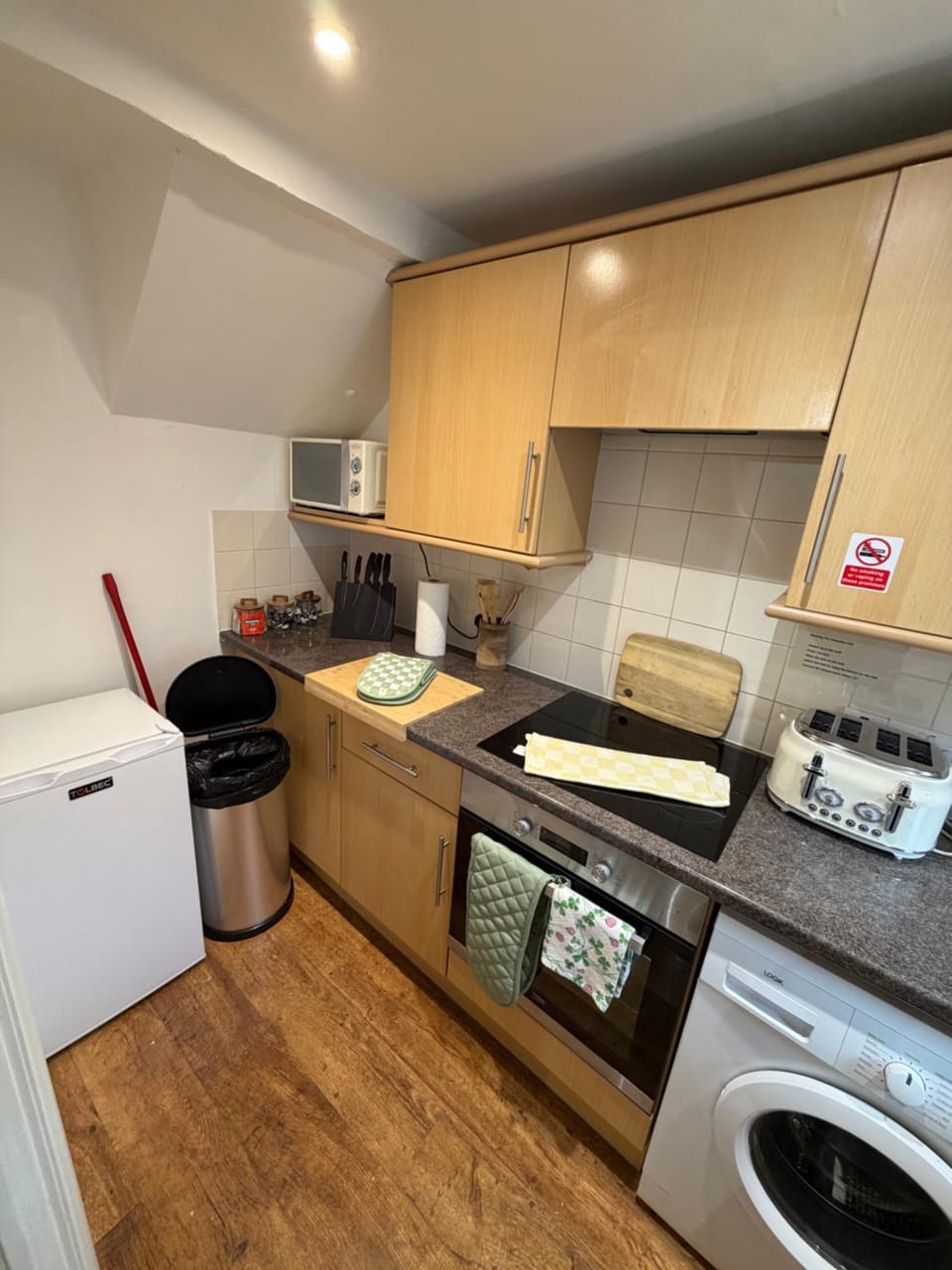 Coffee/tea facilities, Kitchen or kitchenette, oven, stove, toaster, washing machine