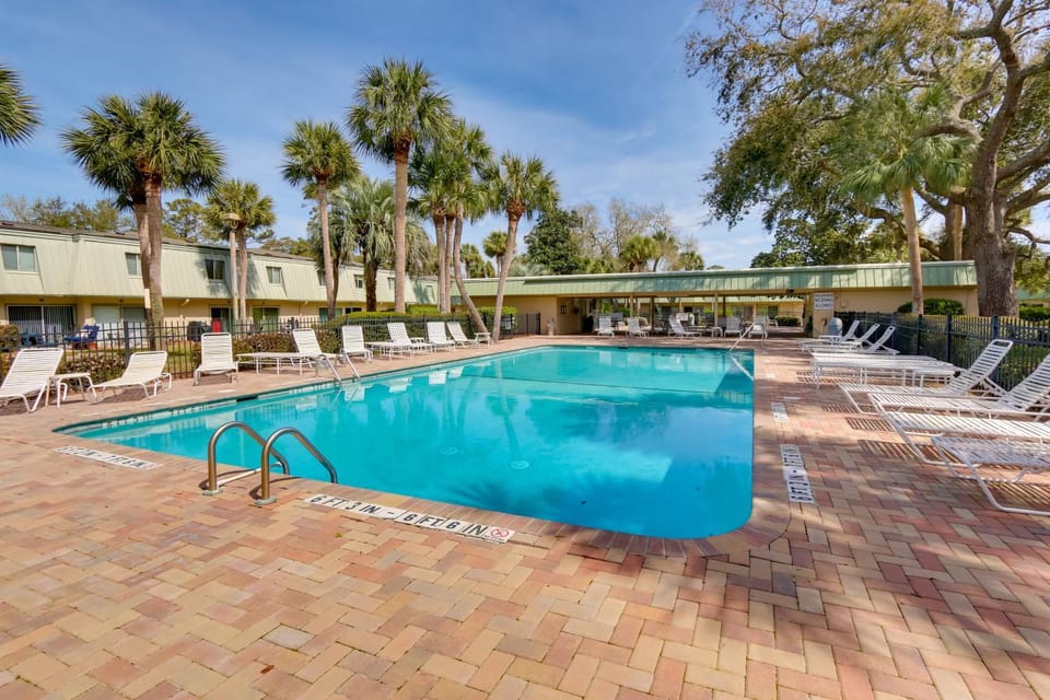 Walk to Beach! Hilton Head Island Escape w/ Pool House in South Forest Beach