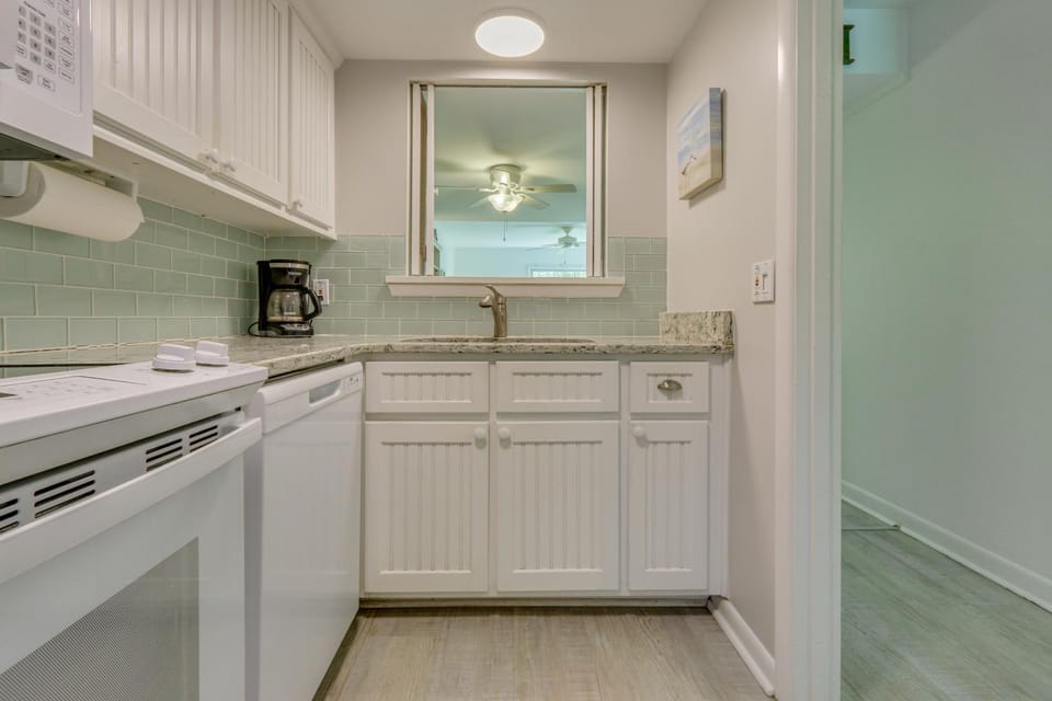 Walk to Beach! Hilton Head Island Escape w/ Pool House in South Forest Beach