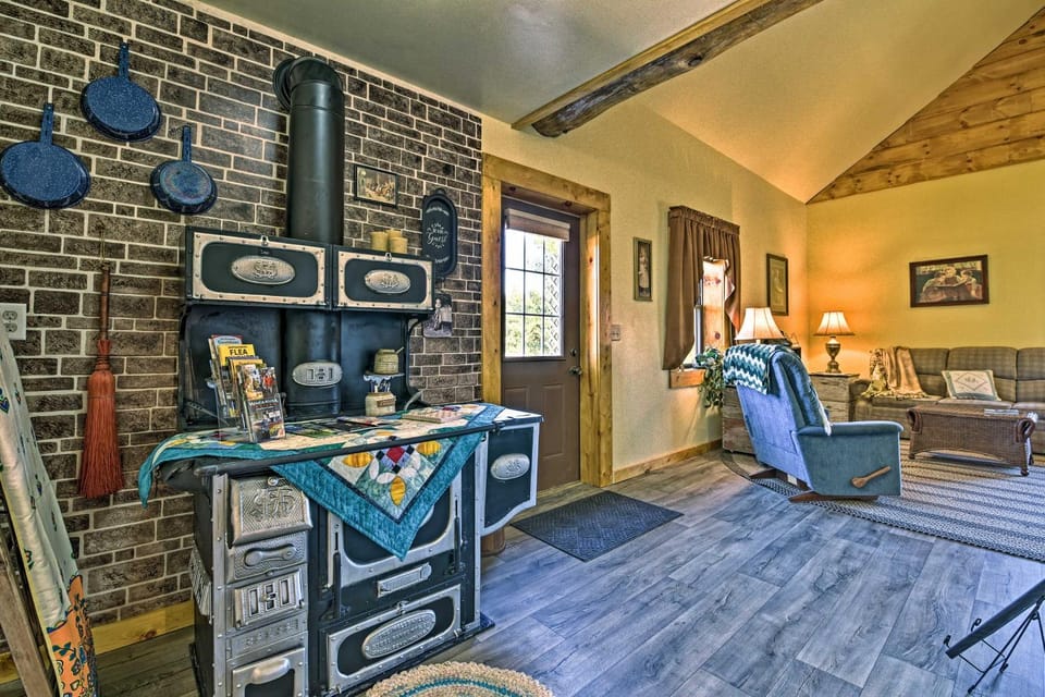 'Honey House Cabin' - A Quiet Countryside Retreat! Cabin in Indiana