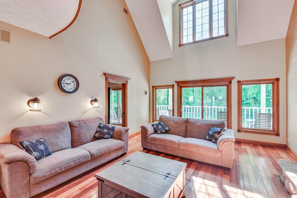 Huge Family Home with Pool - 13 Mi to Lake Michigan! House in LaPorte County