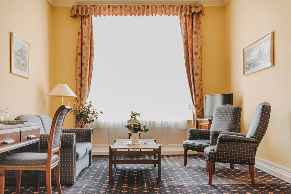 Living room, Seating area