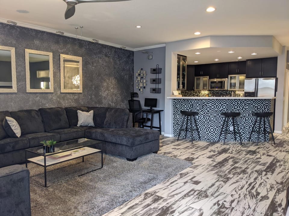Kitchen or kitchenette, Living room, Business facilities