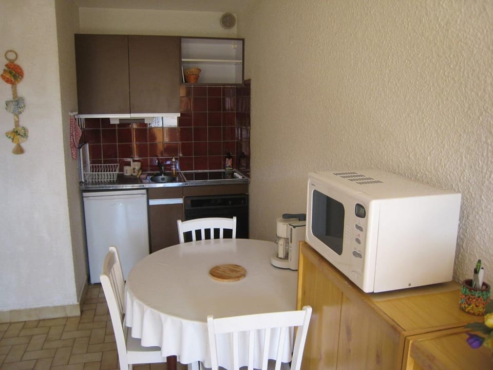 Studio climatisé avec coin nuit et terrasse plein Sud, 10 m², parking inclus - FR-1-100-194 Apartment in Cavalaire-sur-Mer