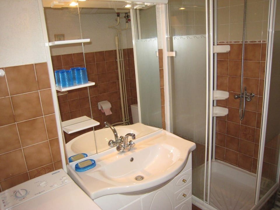 Studio climatisé avec coin nuit et terrasse plein Sud, 10 m², parking inclus - FR-1-100-194 Apartment in Cavalaire-sur-Mer