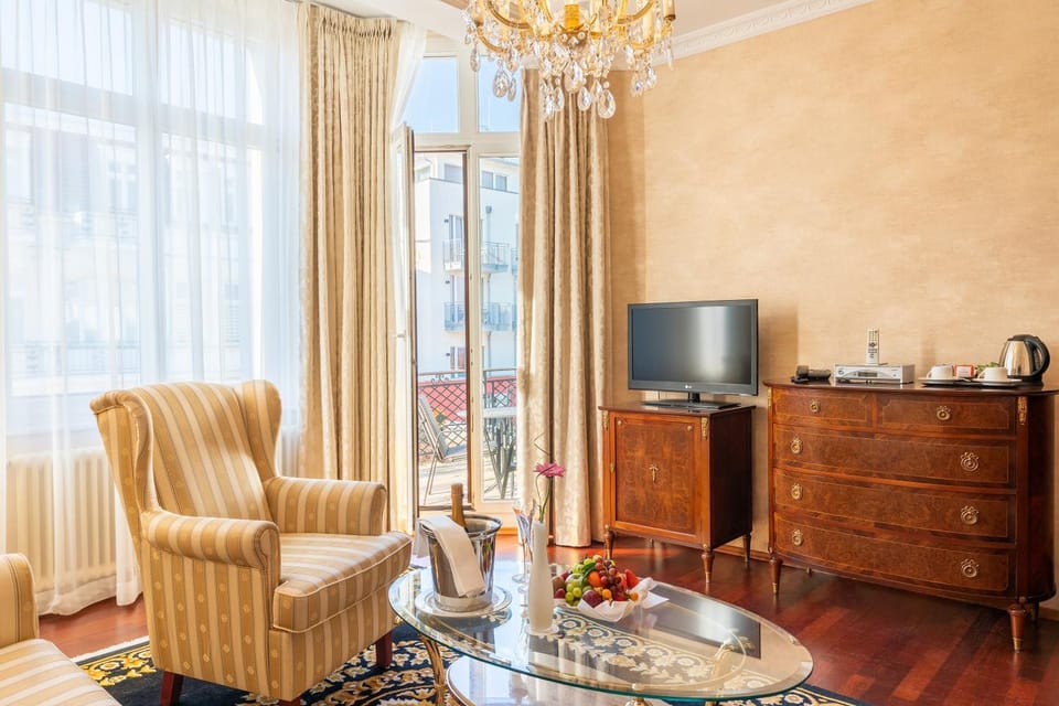 Photo of the whole room, Seating area