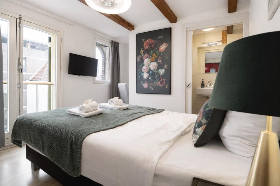 Bed, TV and multimedia, View (from property/room), Bedroom, City view, River view, Street view, hair dryier, towels, towels