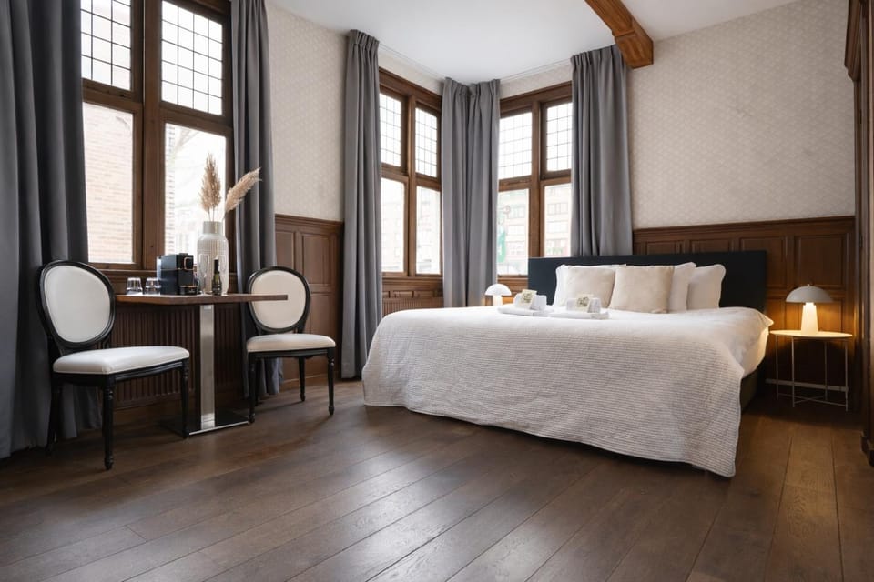 Bed, Coffee/tea facilities, View (from property/room), Living room, Photo of the whole room, Seating area, Bedroom, City view, Street view, cot, wedding