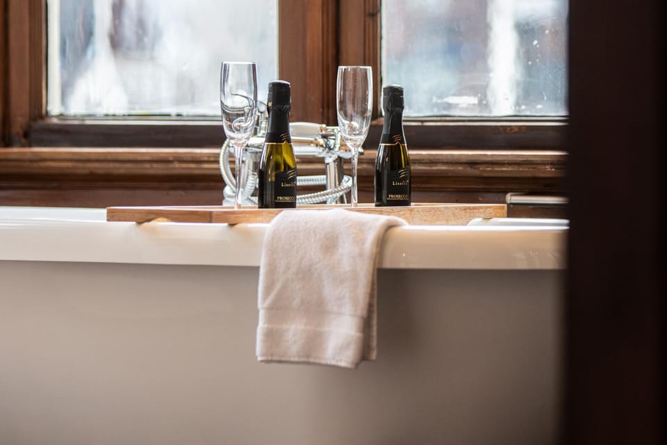 Bathroom, Drinks, Bath