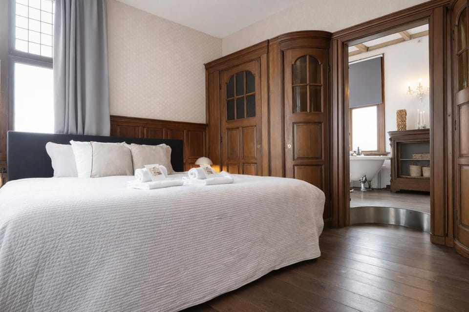 Property building, Bed, People, Summer, Bathroom, Photo of the whole room, Decorative detail, Bedroom, River view, Street view, Breakfast, towels