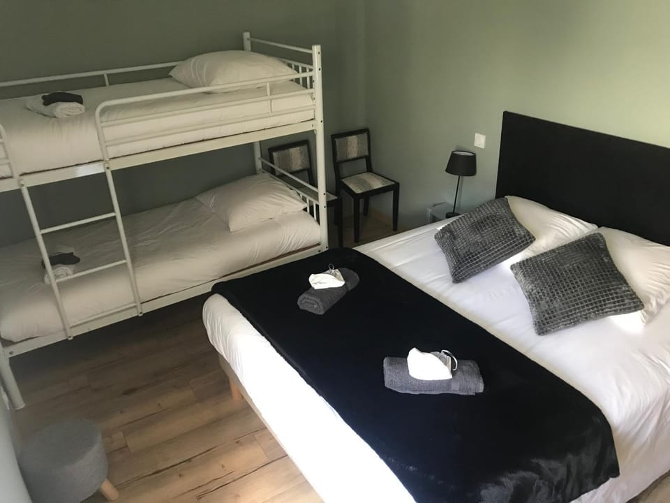 Bedroom, bunk bed