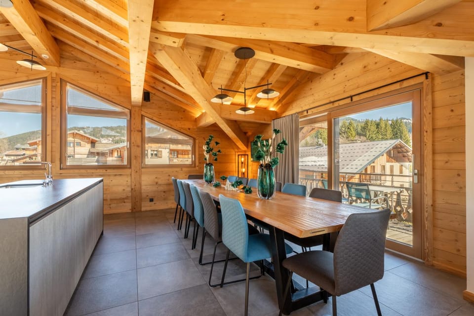 Chalet Téléporté Jacuzzi Hammam Cheminée 14 personnes max Bed and Breakfast in Les Gets