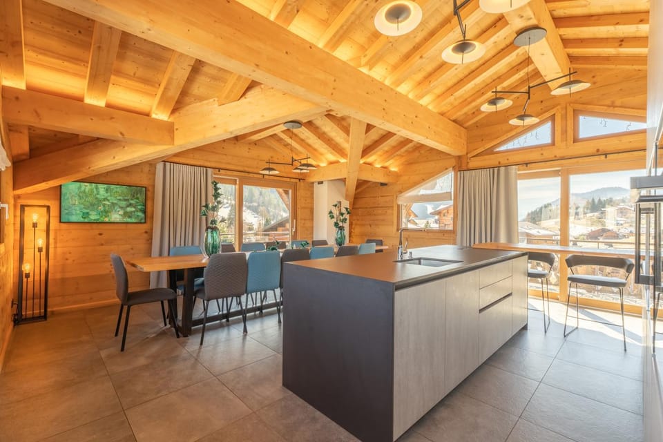 Chalet Téléporté Jacuzzi Hammam Cheminée 14 personnes max Bed and Breakfast in Les Gets