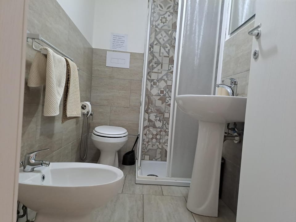Shower, Toilet, Bathroom, bidet, towels