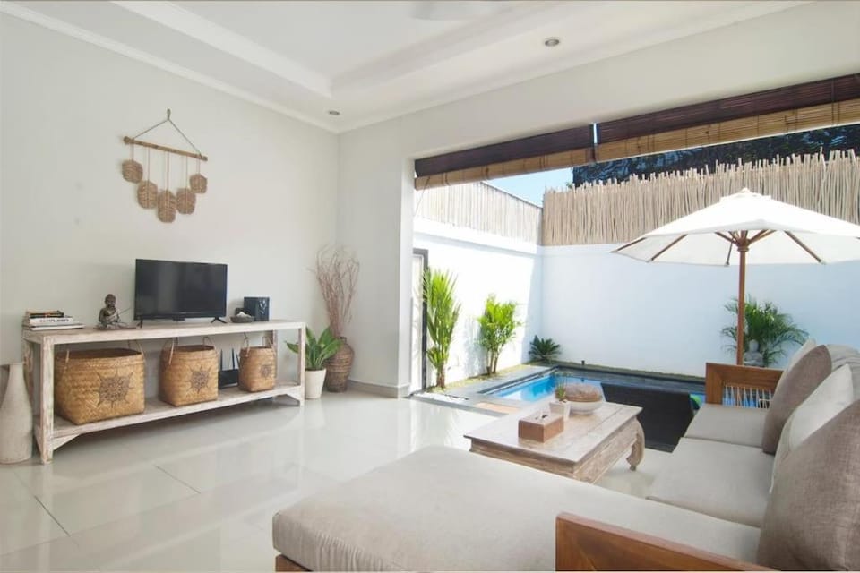 TV and multimedia, Living room, Seating area, Evening entertainment, Pool view, Swimming pool, sunbed