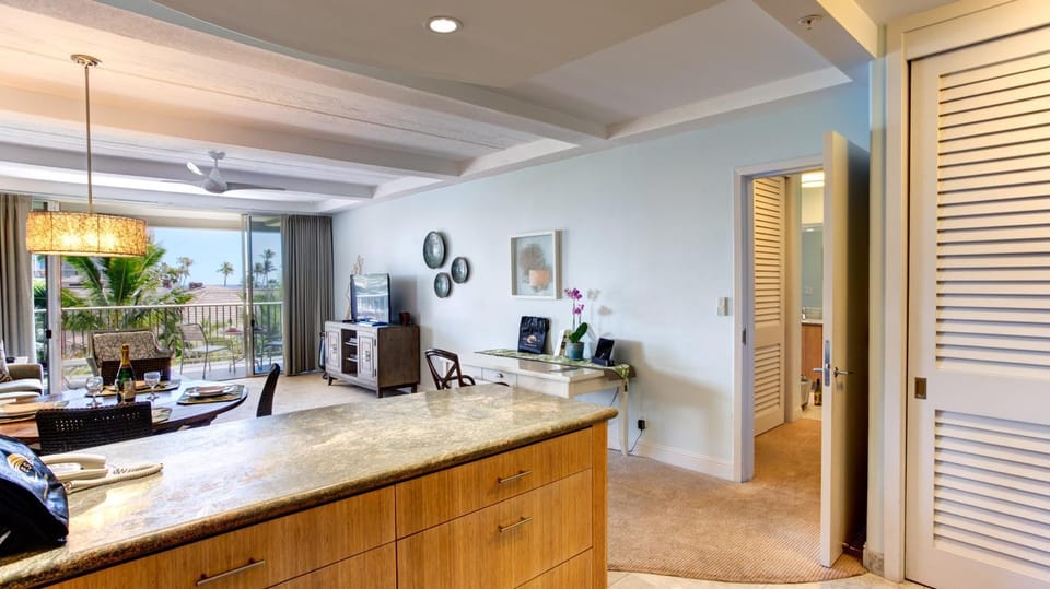 Kitchen or kitchenette, Living room