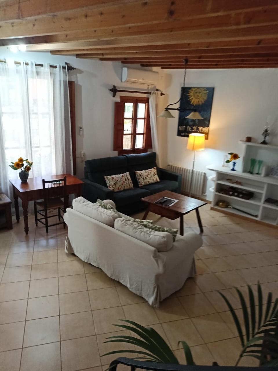 TV and multimedia, Living room, Seating area, internet, air conditioner