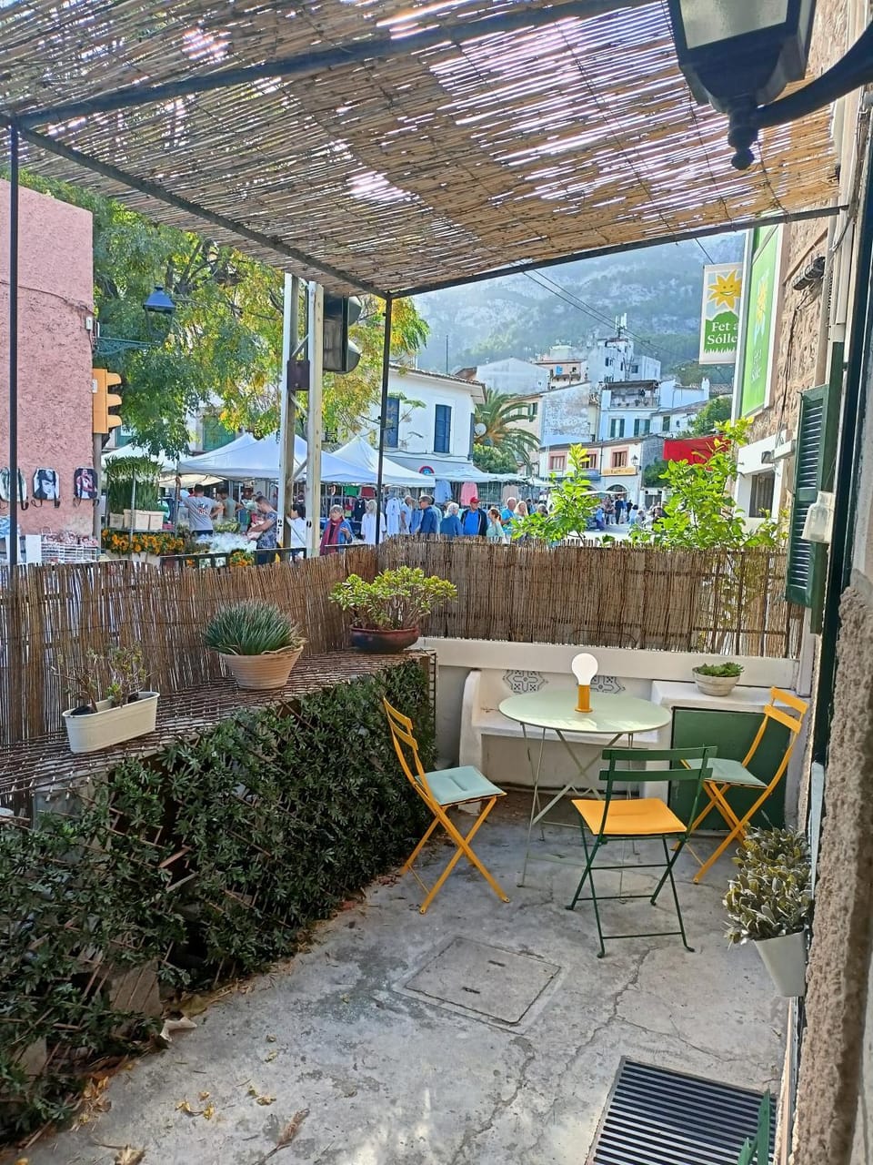 Nearby landmark, Facade/entrance, Neighbourhood, Activities, Balcony/Terrace, City view, Mountain view