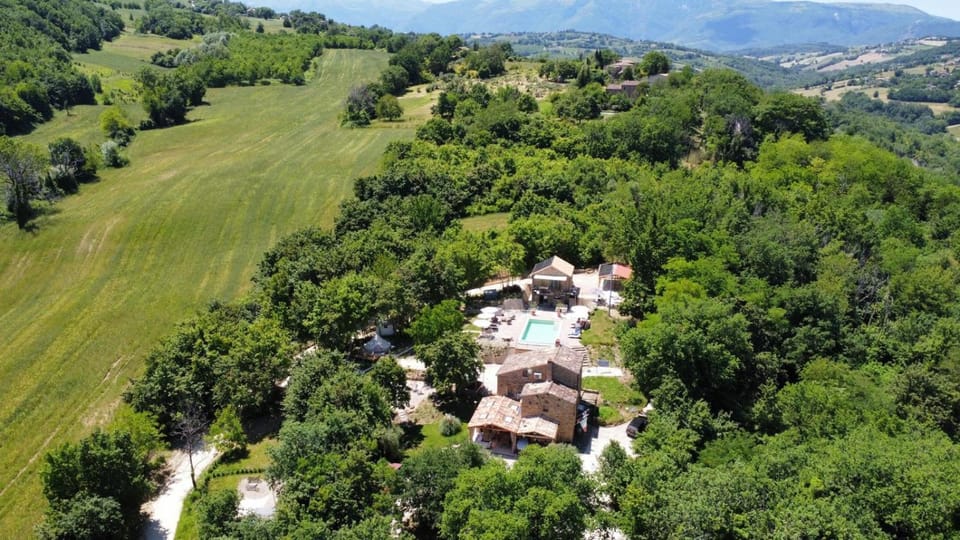 Property building, Day, Natural landscape, Garden, Area and facilities, Location