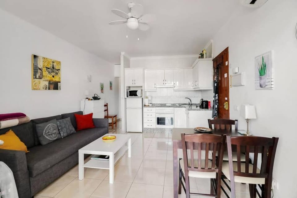 Kitchen or kitchenette, Seating area, Dining area