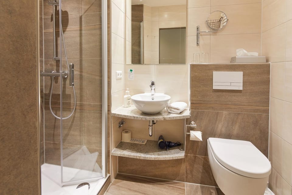 Shower, Toilet, Bathroom, towels