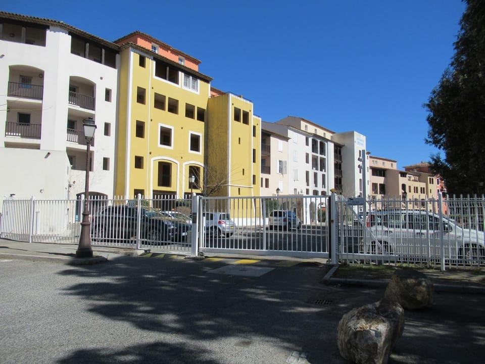Property building, Facade/entrance