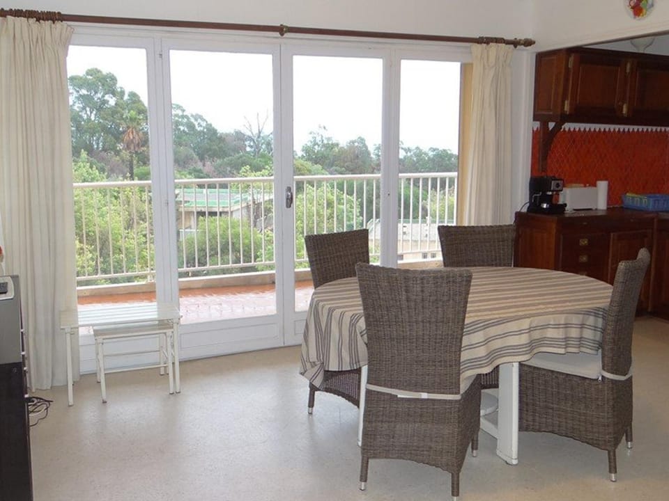 Charmant appartement climatisé, parking, animaux admis - FR-1-100-221 Apartment in Cavalaire-sur-Mer