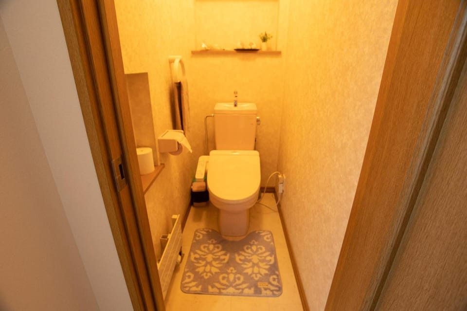 Toilet, bidet