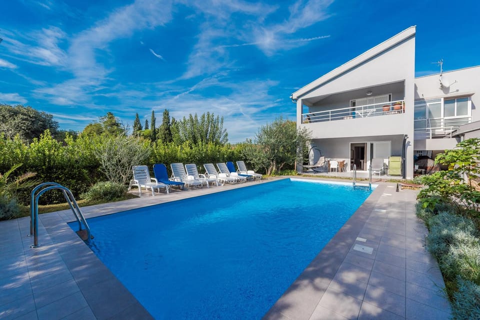 Property building, Balcony/Terrace, Swimming pool